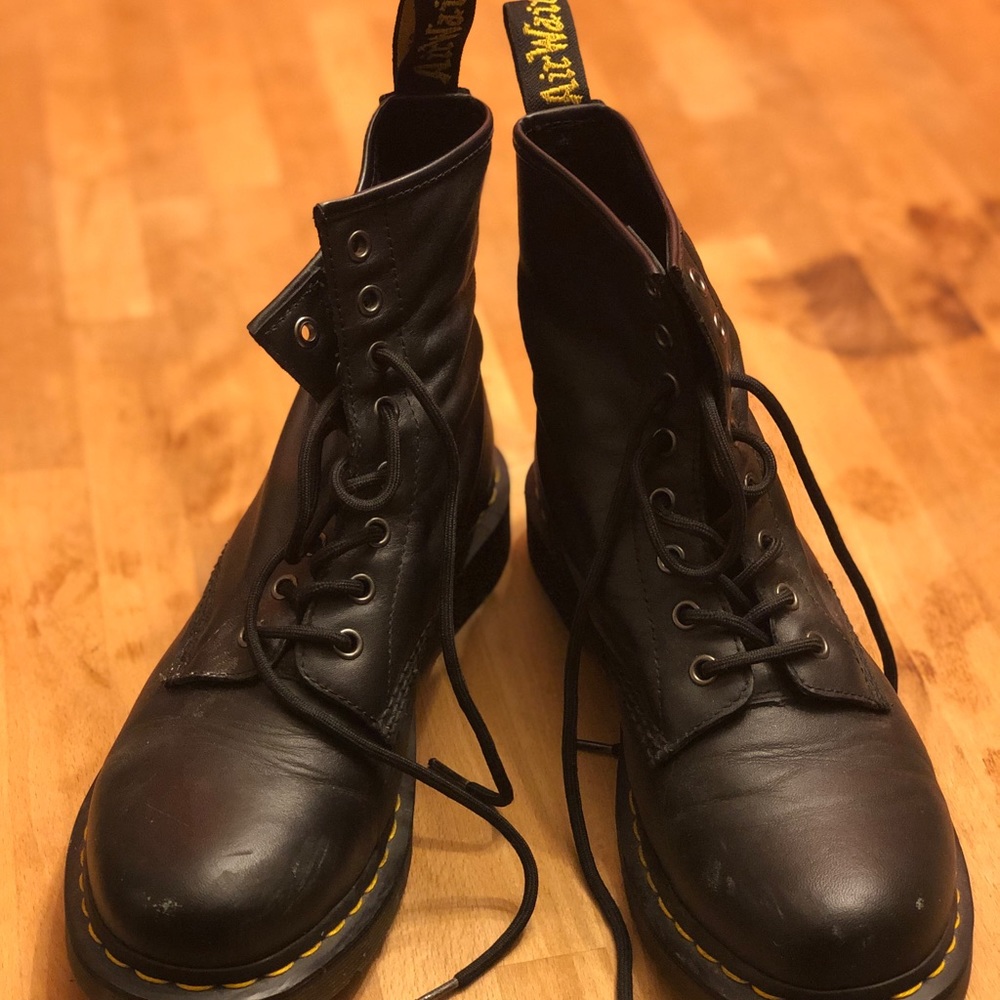GENTLY WORN Doc Martens Pascal lace up boot sz 10